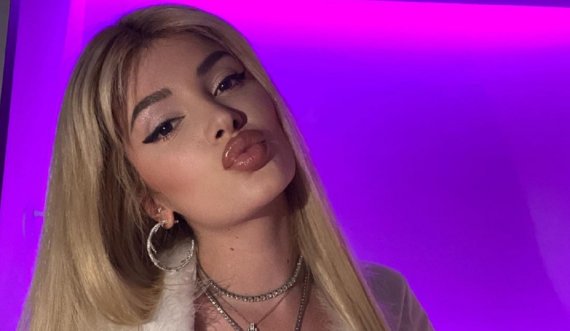 Era Istrefi pozon nga avioni privat