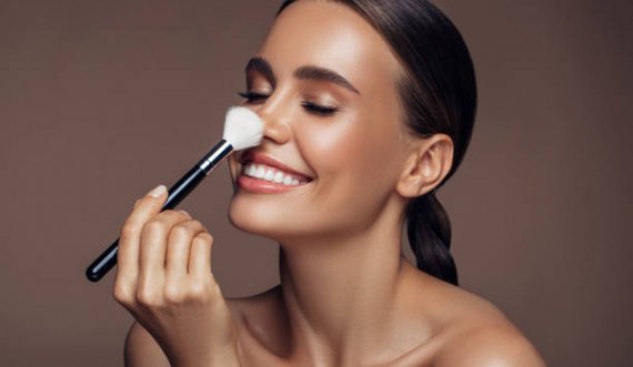 Këto katër metoda do t’ju ndihmojnë që ‘make up’-i juaj të zgjasë gjatë gjithë ditës