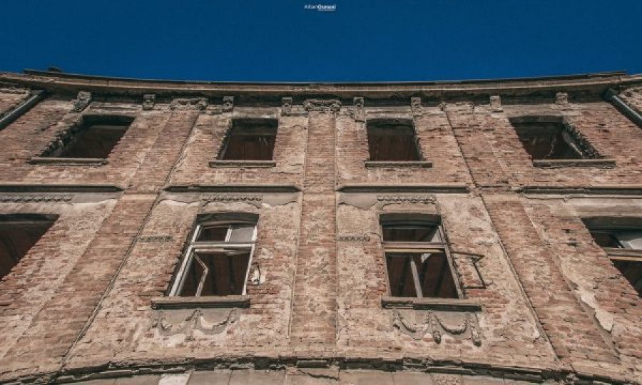 Serbia kërkon që BE-ja e UNDP-ja të mos e rinovojnë shtëpinë e Xhafer Devës