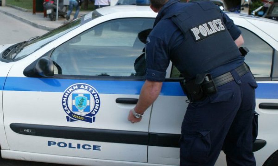 Shqiptari merr peng nënën dhe gruan në Greqi, ndërhyn policia