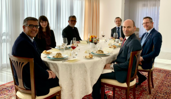QUINT-i i shtron drekë mirëseardhjeje përfaqësuesit të Kosovës në Vatikan