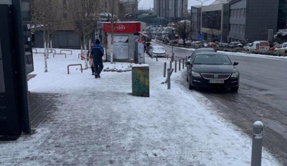 Askujt s’i bëhet vonë t’i pastroj trotuaret, qytetarët duhet të ecin mbi akull