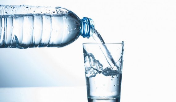 Pirja e mjaftueshme e ujit çdo ditë lidhet me disponim më të mirë, energji dhe lumturi të përgjithshme