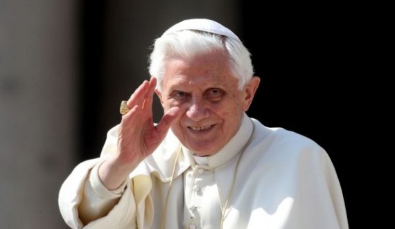 Papa Benedikti XVI kërkon falje për skandalin