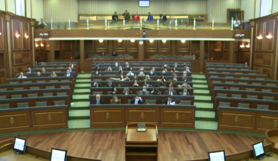 Opozita lëshon seancën pasi s’u fut si pikë e rendit të ditës debati për shtrenjtimin e rrymës