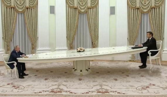 Tallje epike për tavolinën ku Putini e uli Macronin në takim