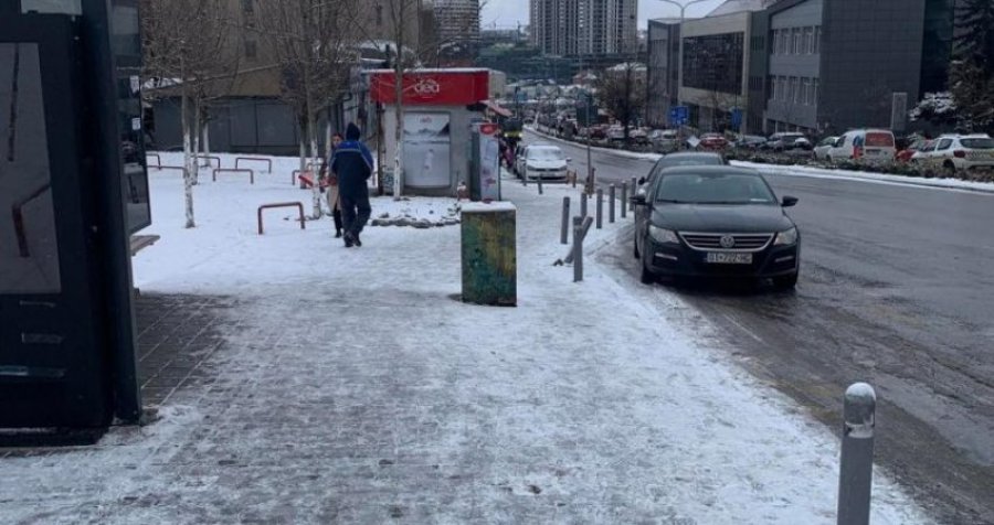 Askujt s’i bëhet vonë t’i pastroj trotuaret, qytetarët duhet të ecin mbi akull