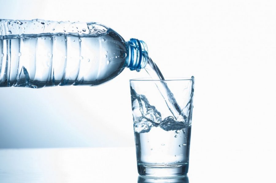 Pirja e mjaftueshme e ujit çdo ditë lidhet me disponim më të mirë, energji dhe lumturi të përgjithshme