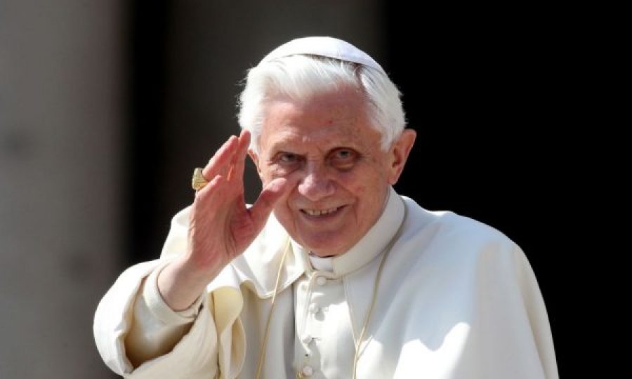 Papa Benedikti XVI kërkon falje për skandalin
