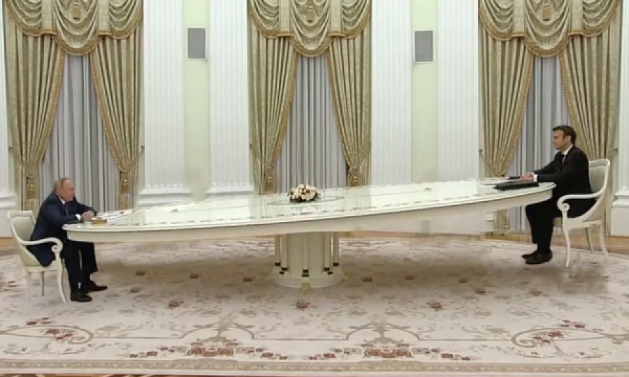 Tallje epike për tavolinën ku Putini e uli Macronin në takim