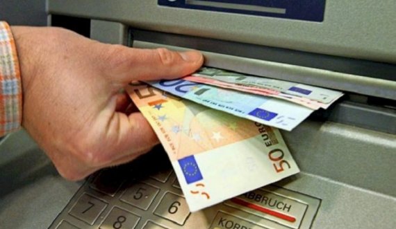 Zyrtarja e bankës në Prishtinë raporton se dikush deponoi funta të falsifikuara