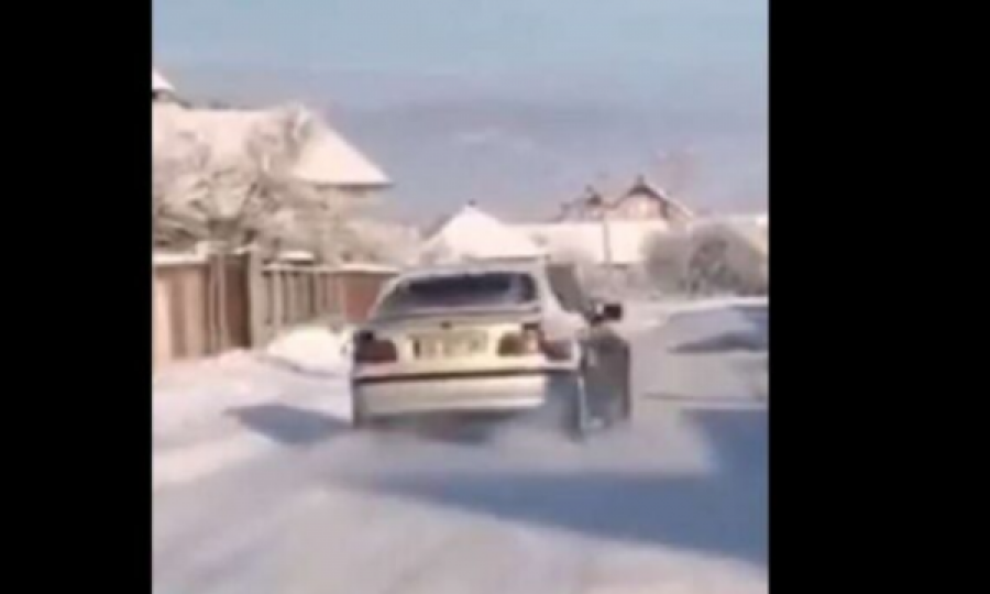 Bënte manovra me veturë në borë – Gjobitet vozitësi në Gjilan