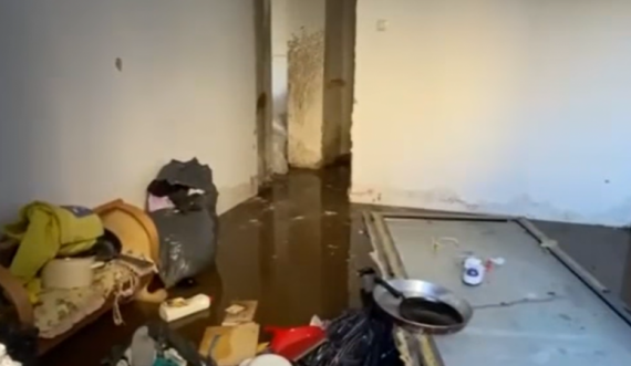 Kaos në një ndërtesë në Dardani, shpërthen kanalizimi, s’intervenon askush