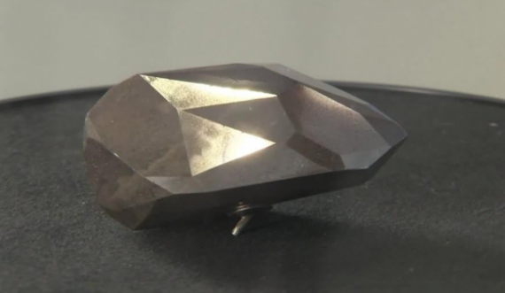 Diamanti i zi shitet me çmim marramendës përmes kriptovalutave