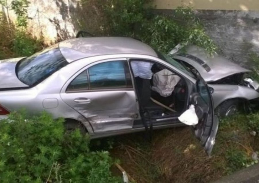 Tre adoleshentë vjedhin ‘Benz’-in dhe përfundojnë në kanal