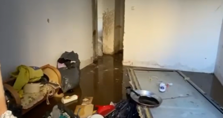 Kaos në një ndërtesë në Dardani, shpërthen kanalizimi, s’intervenon askush