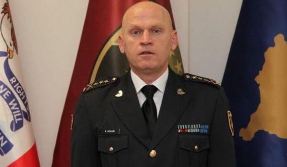 Komandanti i Komandës së Forcave Amerikane për Evropë, Gjeneral Tod D. Wolters, uron Gjeneral Jasharin për detyrën e re