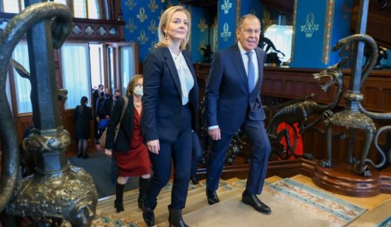 Lavrovi i bëri pyetje provokuese gjeografike ministres britanike, ajo gaboi