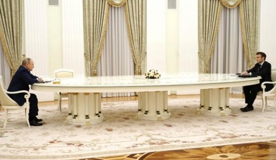 Kremlini shpjegon pse u përdor tavolina jashtëzakonisht e gjatë në takimin Putin-Macron