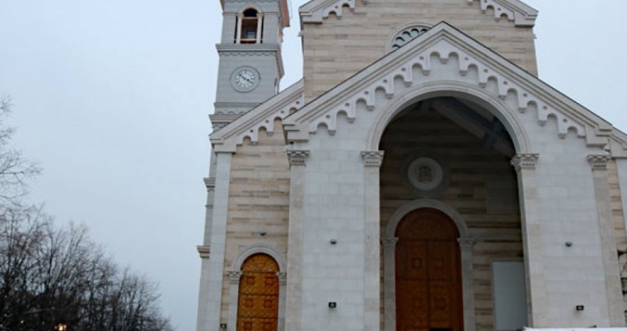 Alarmon avokati kosovar: Katolikët po e lëshojnë Kosovën