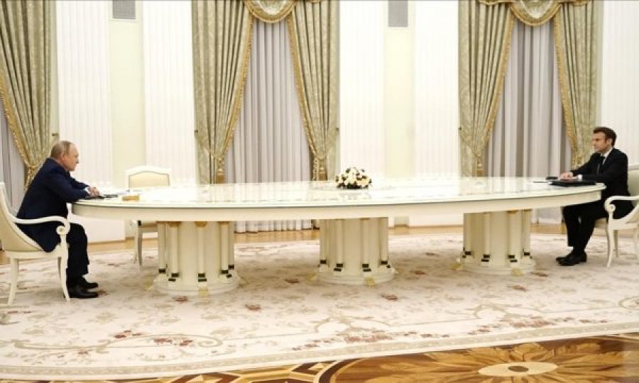 Kremlini shpjegon pse u përdor tavolina jashtëzakonisht e gjatë në takimin Putin-Macron