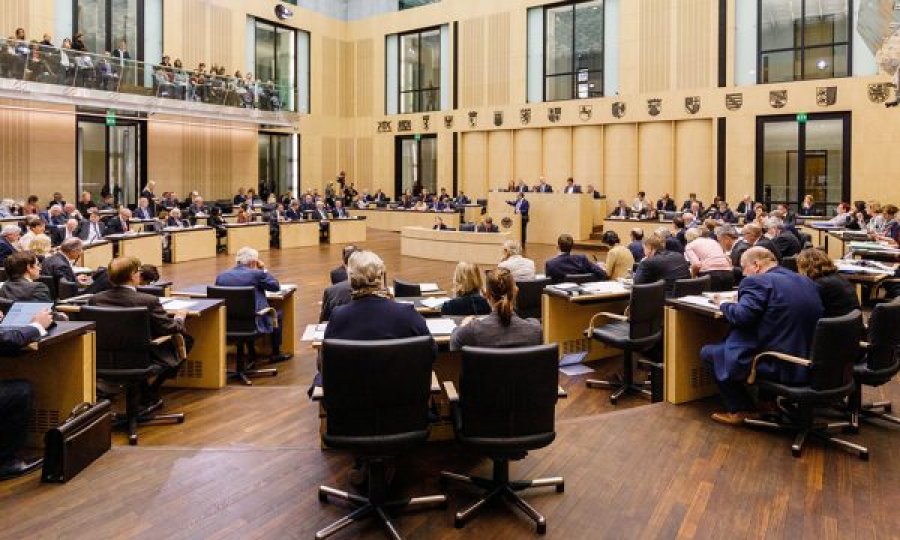 Njohja e patent shoferëve e të Kosovës në Gjermani, nis seanca e Bundesratit