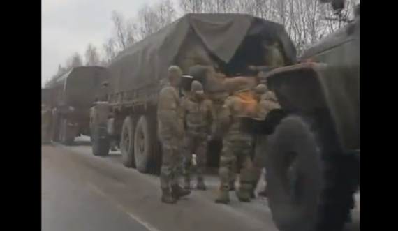 Publikohen pamjet e kolonës së ushtrisë ruse disa kilometra nga kufiri me Ukrainën