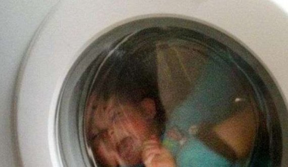 E tmerrshme: Nëna fut djalin e saj në lavatriçe