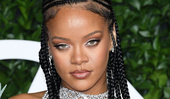 Rihanna vazhdon me paraqitjet plot stil pas lajmit që është shtatzënë