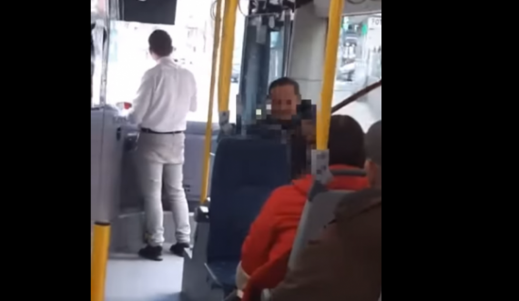Një qytetar i bie çiftelisë dhe këndon këngë folklorike në autobusin e Trafikut Urban në Prishtinë