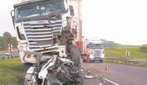 Shoferi i kamionit humb kontrollin në një kthesë të fortë, 10 të vdekur