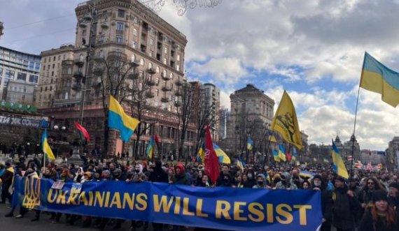 Ukrainasit marshojnë në Kiev: Do të rezistojmë