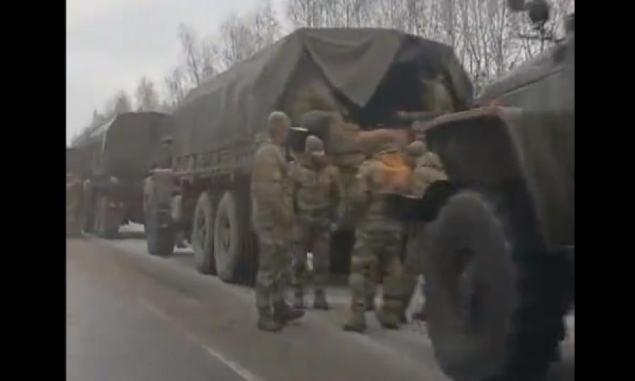 Publikohen pamjet e kolonës së ushtrisë ruse disa kilometra nga kufiri me Ukrainën