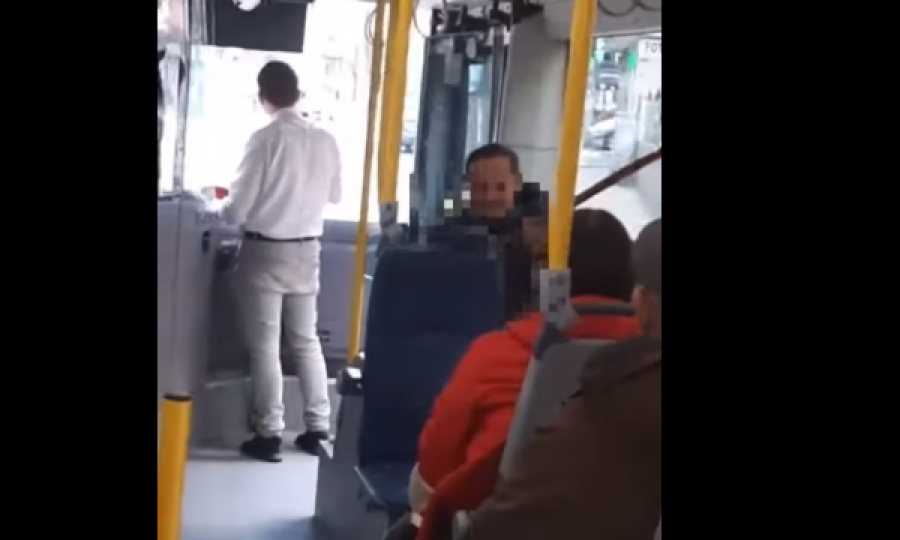 Një qytetar i bie çiftelisë dhe këndon këngë folklorike në autobusin e Trafikut Urban në Prishtinë