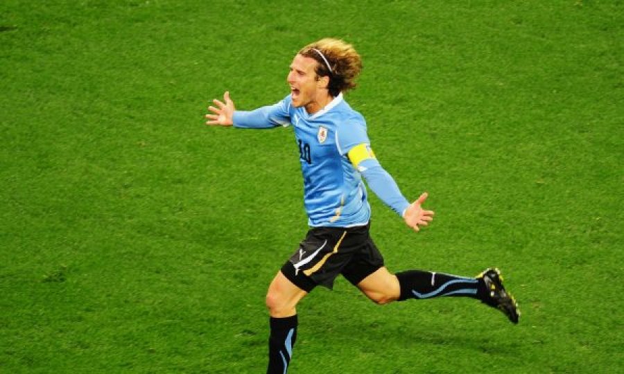 Forlan i rikthehet futbollit në moshën 42-vjeçare