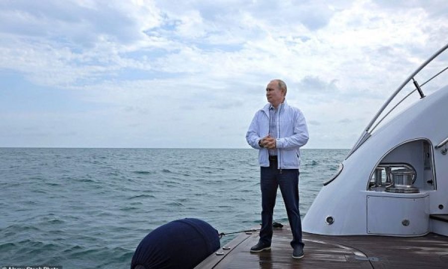 Superjahti 73 milionë paund i Putin largohet nga Gjermania