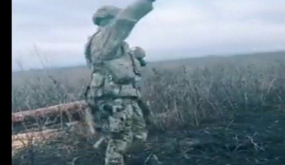 VIDEO virale/ Kërcimi në front i ushtarit ukrainas bën xhiron në rrjet