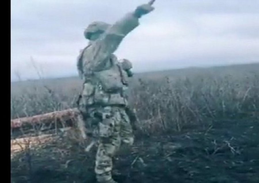 VIDEO virale/ Kërcimi në front i ushtarit ukrainas bën xhiron në rrjet