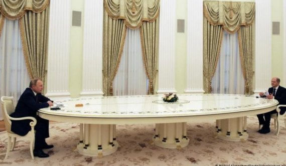 Rikthehet tavolina e famshme, Putin në distancë të madhe edhe me kancelarin