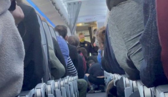 Tentoi të hapte derën e kabinës në avion, stjuardesa qëllon me tenxhere pasagjerin