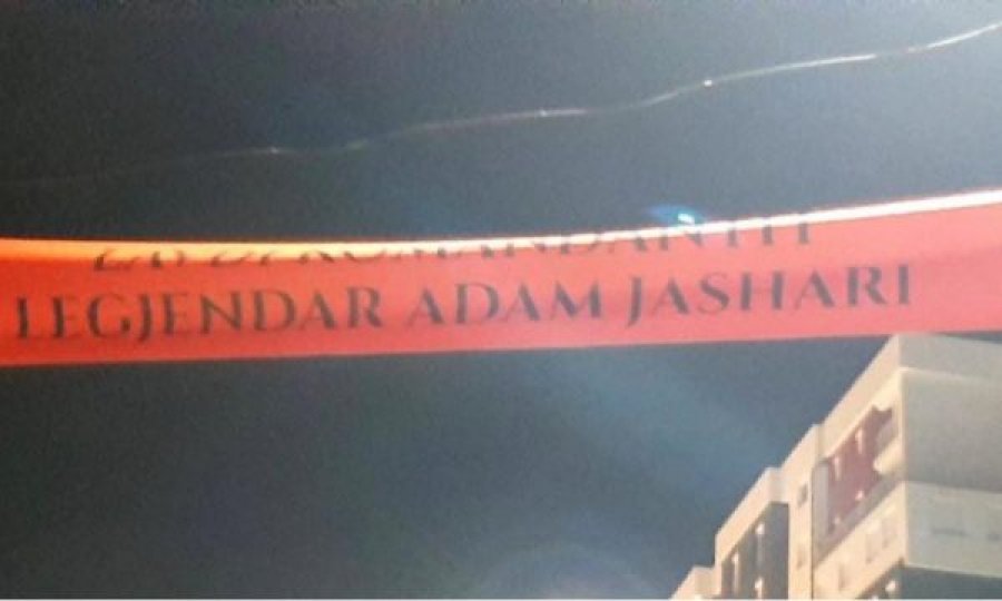 Në banerat në Skenderaj shkruhet gabimisht emri i Adem Jasharit, përplasen Bekim Jashari dhe Komuna