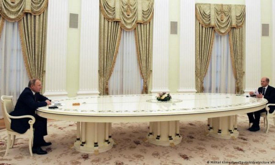 Rikthehet tavolina e famshme, Putin në distancë të madhe edhe me kancelarin