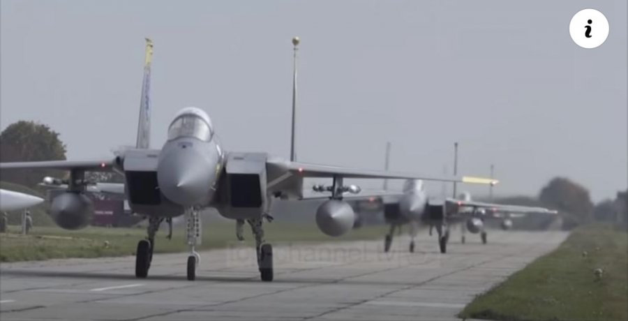 Tetë avionë F15 amerikanë i afrohen Rusisë