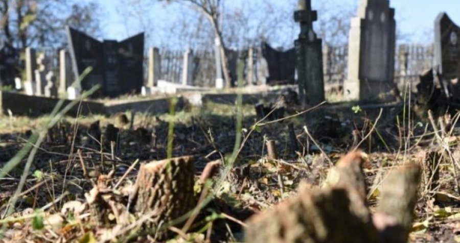 Dëmtohen disa varreza në Podujevë
