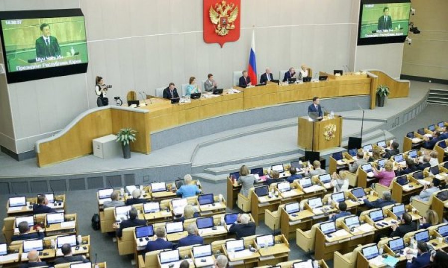 Duma ruse voton që zyrtarisht t’i kërkohet Putinit njohja e pavarësisë së dy rajoneve ukrainase