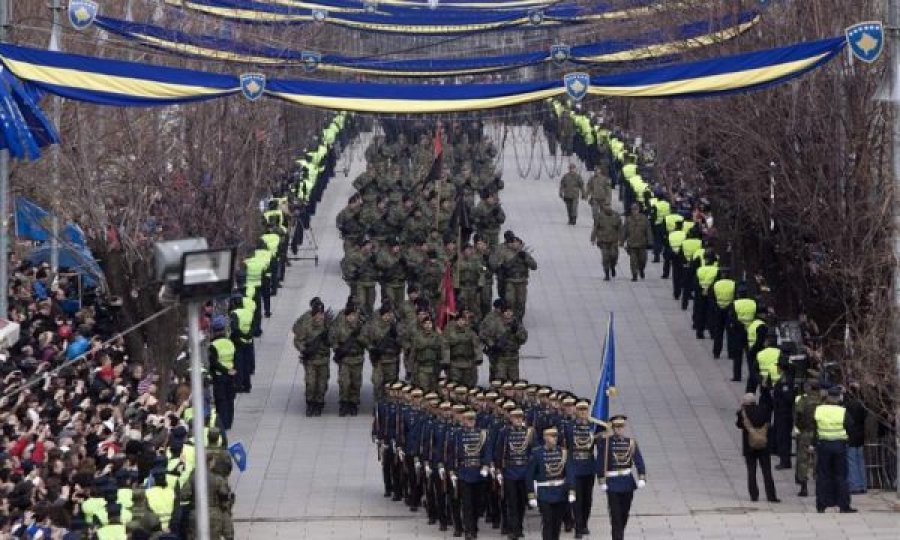 FSK-ja dhe Policia e Kosovës nesër parakalojnë në shesh, bëhet thirrje për dalje masive