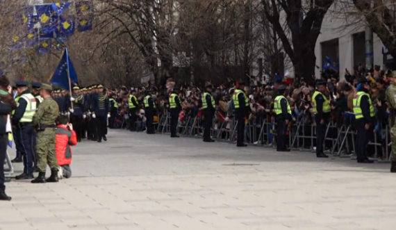 Fillon parakalimi i kuadrateve të FSK’së dhe Policisë së Kosovës në sheshin “Nëna Terezë”