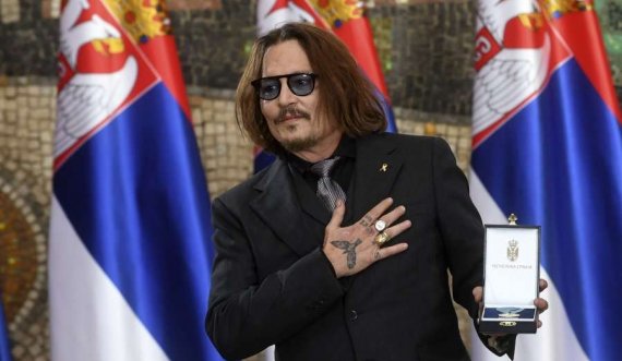 Johnny Depp dekorohet me medalje nga Presidenti serb