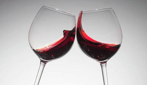 Dy gota verë kanë më shumë kalori se një hamburger, thonë eskpertët