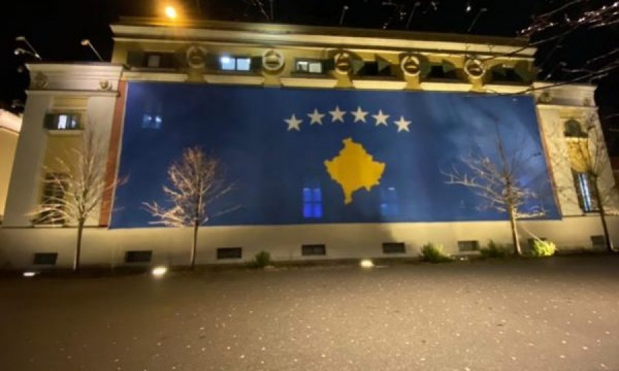 VIDEO/ Bashkia e Tiranës mbulohet nga flamuri i Kosovës